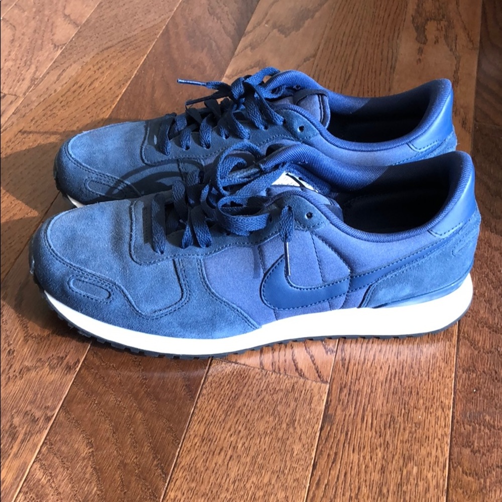 Men’s Nike Air Sneakers: Size 9.5